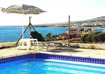 Aura Holiday Villas *